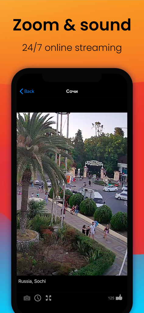 Live Camera – online web cams - Una captura de pantalla de la aplicación Live Camera que muestra una transmisión de video en tiempo real las 24 horas, los 7 días de la semana, de una escena callejera en Sochi, Rusia, con funciones de zoom y sonido.