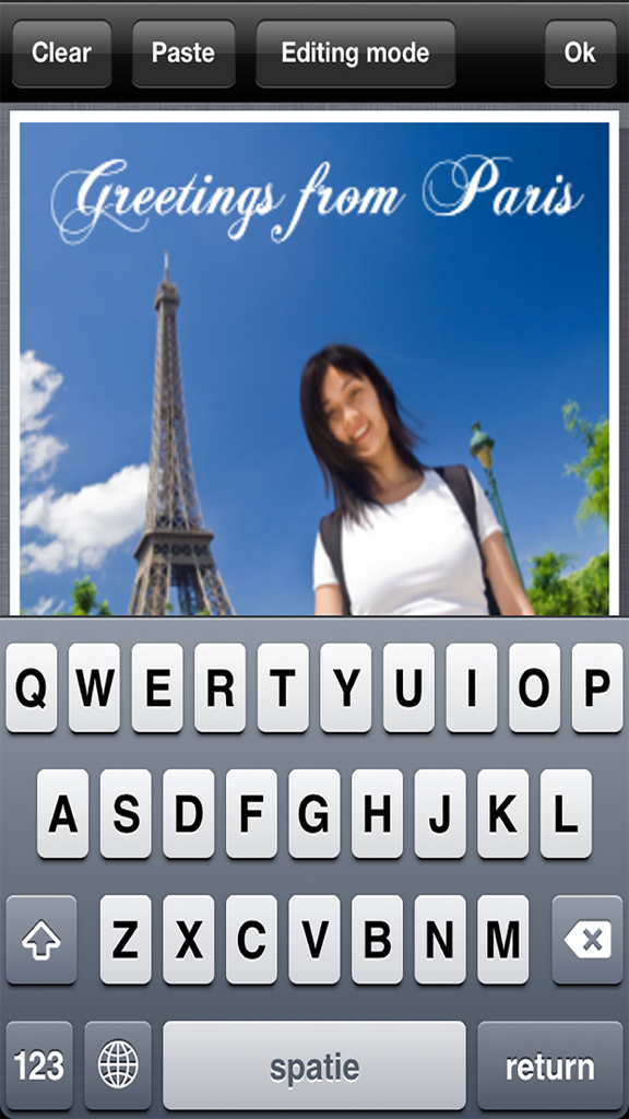 Añadiendo texto cursivo "Greetings from Paris" a una foto de vacaciones en la aplicación Photo Label.