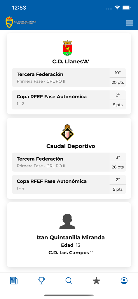Interfaz de la aplicación AsturFútbol mostrando clasificaciones de equipos regionales y una tarjeta de perfil de jugador juvenil.