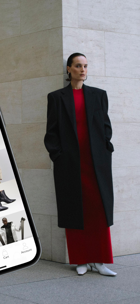 Uma mulher vestindo um casaco de grife e um vestido vermelho ao lado da interface do aplicativo móvel BESTSECRET