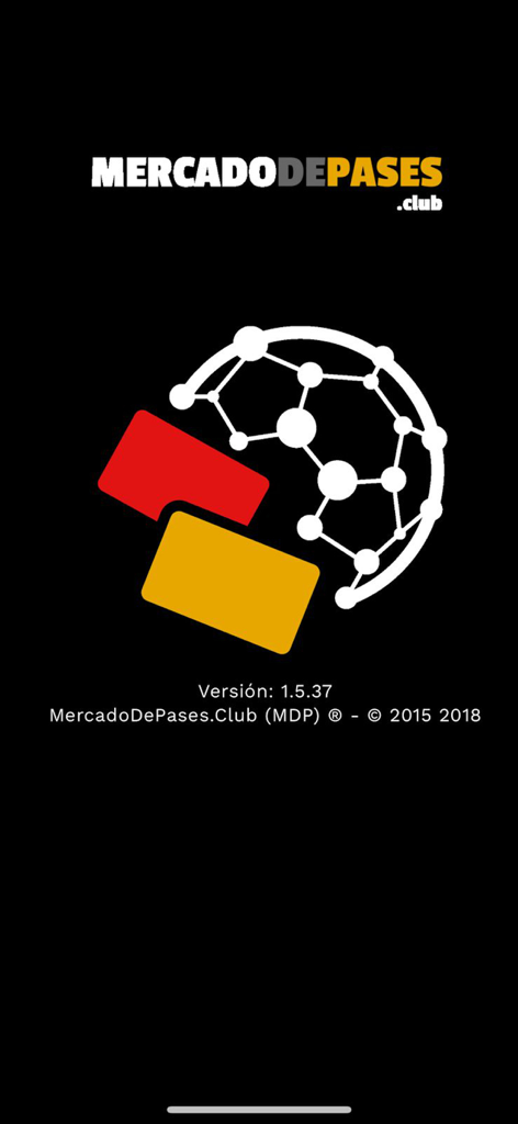 Tela de apresentação do aplicativo Mercado de Pases Club com um logotipo de rede de bola de futebol com cartões vermelhos e amarelos em um fundo preto