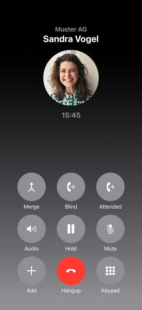 Interface de chamada ativa no Smart-SIP-Phone Pro mostrando controles de chamada profissionais, incluindo espera e transferência