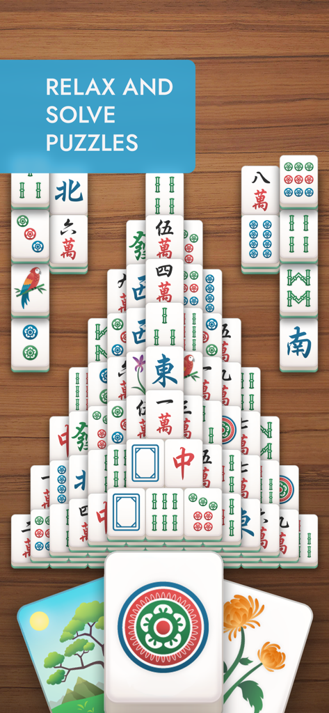 Tabuleiro clássico do jogo de quebra-cabeça de correspondência de peças de Mahjong em um fundo de madeira