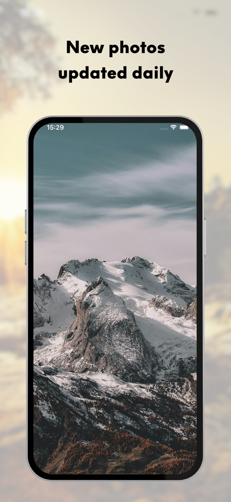 Interfaz de la aplicación iScreen que muestra un fondo de pantalla de paisaje montañoso nevado con el texto nuevas fotos actualizadas diariamente