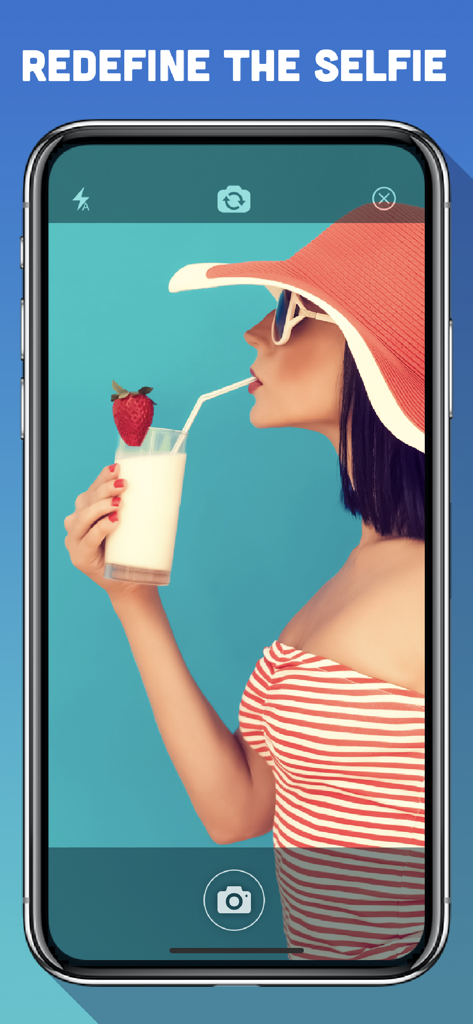 Un écran de smartphone affichant l'application Photo Timer Plus, avec une femme portant un chapeau de soleil prenant un selfie mains libres.