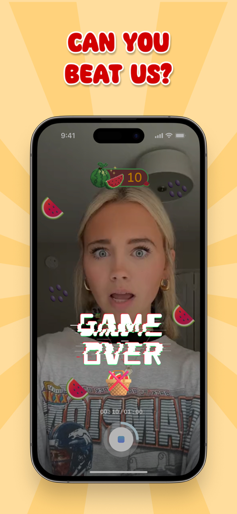 Funny Filter: Fruit Challenge - Una mujer usando el filtro AR Funny Filter Fruit Challenge que muestra una pantalla de fin de juego con iconos de sandía