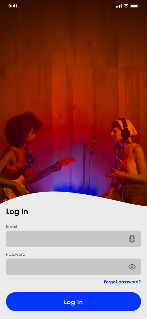 La pantalla de inicio de sesión de la aplicación móvil SoundExchange con una imagen de dos músicos en un estudio de grabación.