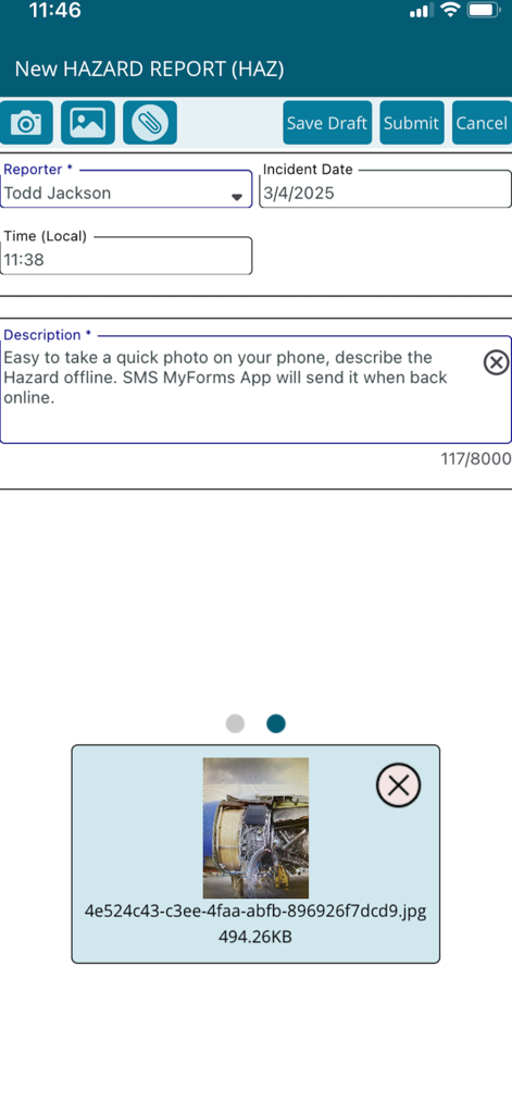 Una interfaz móvil para enviar un informe de peligros en la aplicación SMS360 con una foto adjunta de un motor de avión.