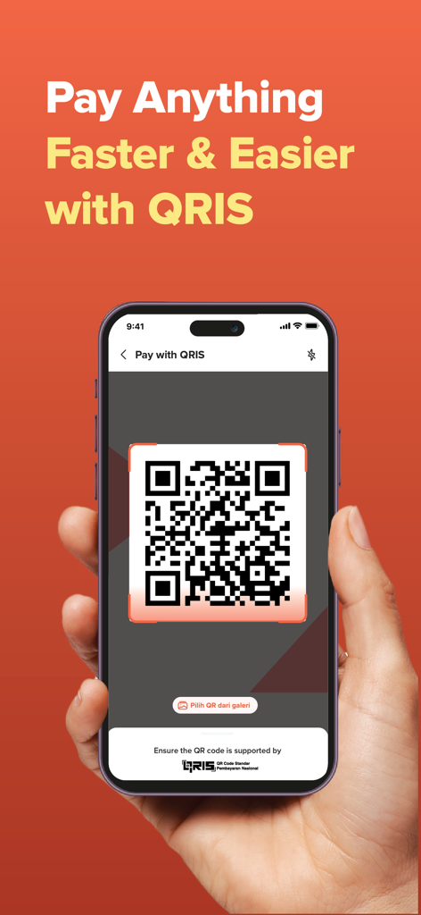 Flip: Transfer Without Admin - 손에 스마트폰을 들고 Flip 앱 QRIS 결제 화면을 표시하고 있으며, 더 빠르고 쉬운 거래를 위한 QR 코드 스캐너가 있습니다.