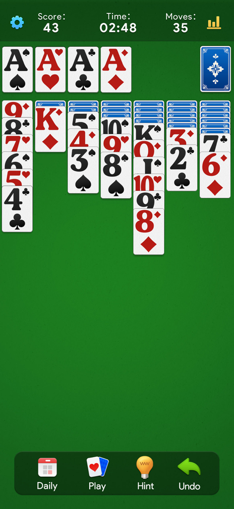 Solitaire Daily: Card Game - Un diseño clásico de juego de cartas de solitario Klondike sobre un fondo verde con cartas de alto contraste y estadísticas del juego