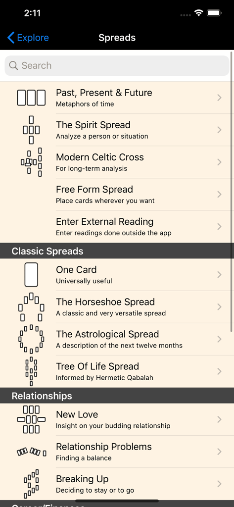 Liber T: Tarot Stars Eternal - Ein Menü, das verschiedene Tarotkarten-Legungen in der Liber T App anzeigt, einschließlich der Kategorien Klassisch und Beziehung.