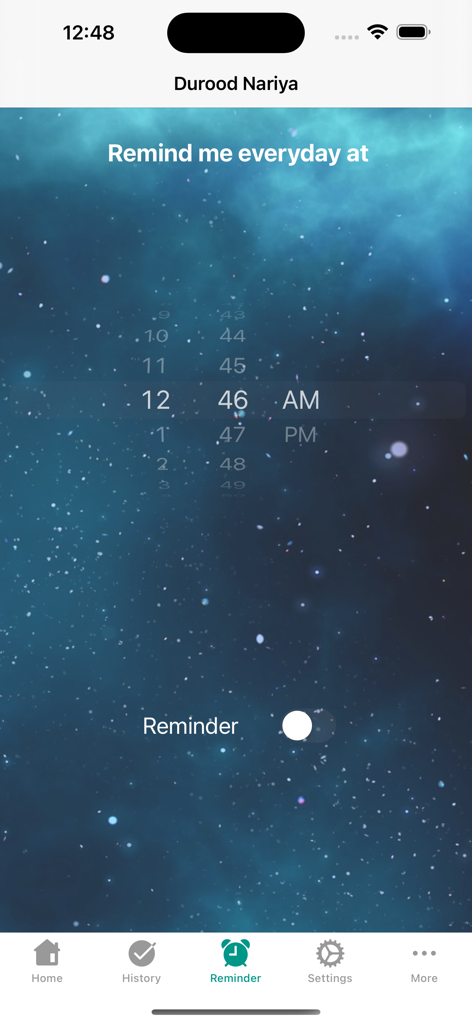 Durood Nariya - 두루드 나리야 앱의 일일 알림 설정 화면으로, 시간 선택기와 은하수 배경이 특징입니다.