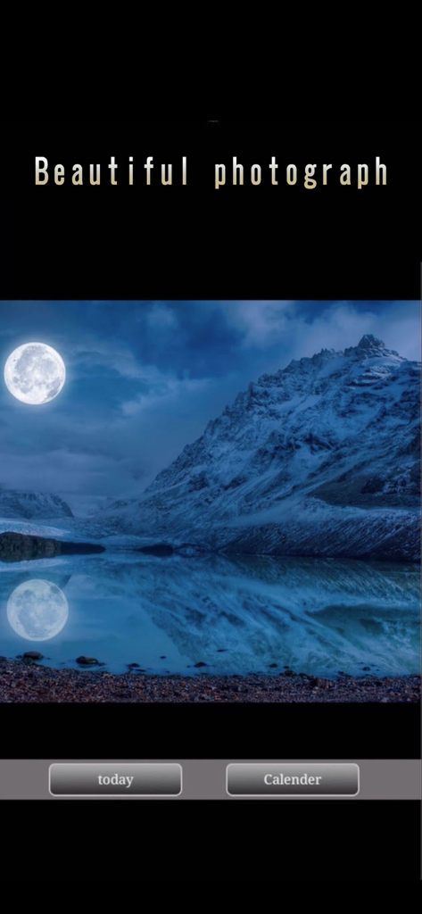 MoonFace -Calender of the Moon - Una luna llena brillando sobre un lago tranquilo con montañas nevadas reflejadas en el agua