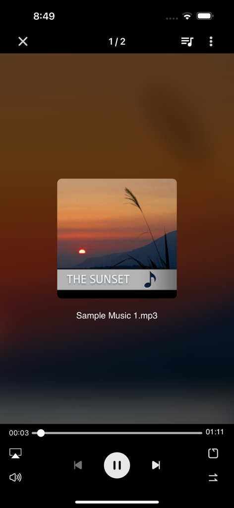 Qfile Pro - Un'interfaccia mobile dell'app Qfile Pro che mostra un lettore musicale con controlli di riproduzione e copertina di un tramonto