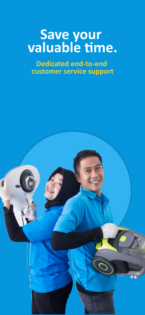 OKHOME - Zwei lächelnde professionelle Reinigungskräfte von OKHOME halten Ausrüstung vor einem blauen Hintergrund