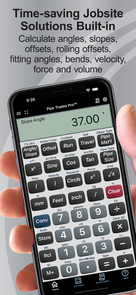 Un tuyauteur professionnel utilisant l'application Pipe Trades Pro Calc sur un iPhone pour calculer les angles de pente sur un chantier.
