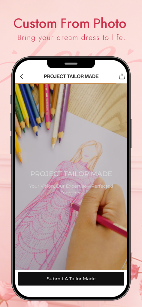 Interface d'application mobile pour Project Tailor Made présentant un croquis dessiné à la main d'une robe de soirée rose