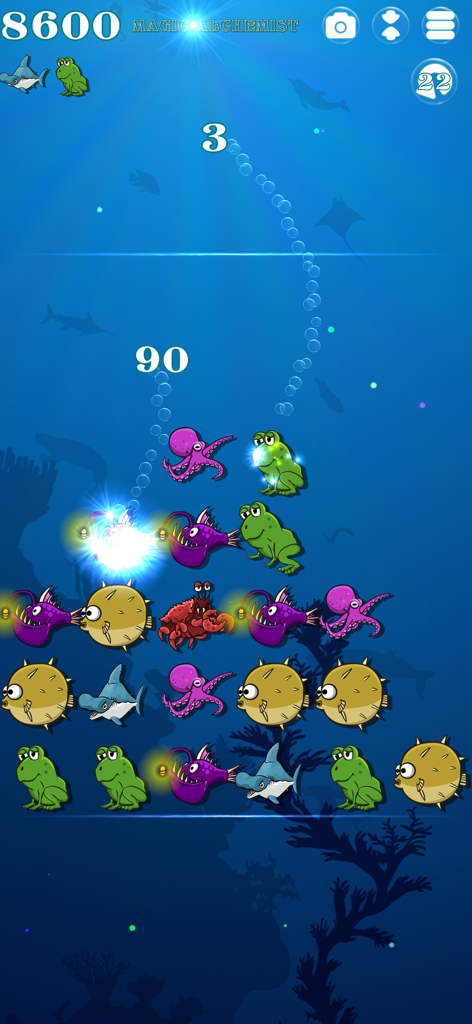 Captura de pantalla de la jugabilidad de Magic Alchemist Under the Sea que muestra coloridas criaturas marinas y burbujas en formato de rompecabezas.