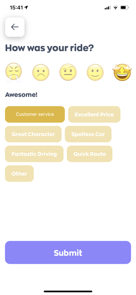 Um ecrã de feedback de viagem na aplicação Shuttl Me mostrando emojis de classificação e etiquetas de serviço
