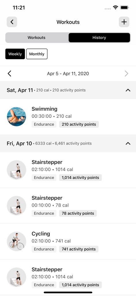 EGYM Fitness - Pantalla de historial de entrenamiento en la aplicación EGYM Fitness mostrando una lista de actividades que incluyen natación y ciclismo con puntos de actividad