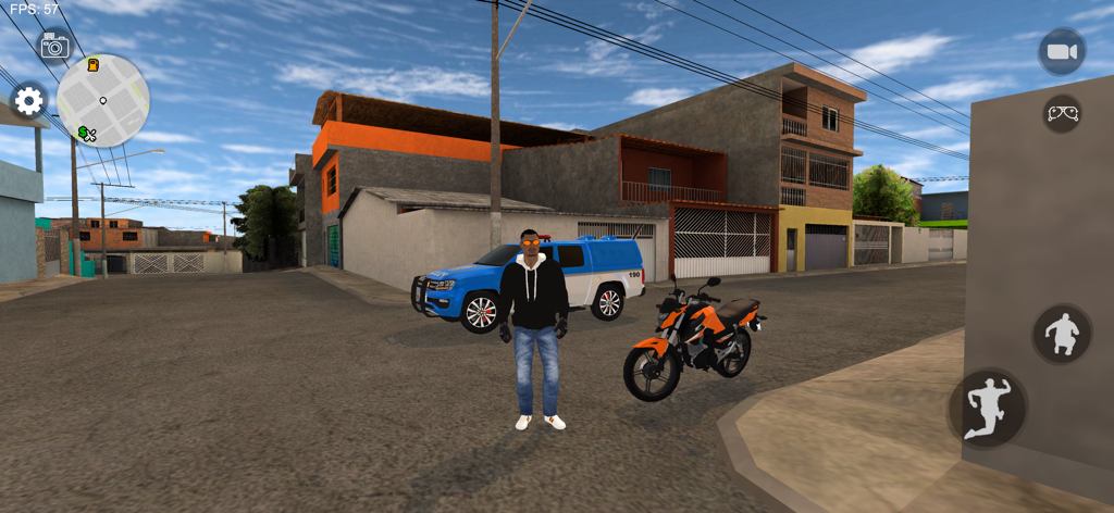 Un personaje de pie entre una motocicleta naranja y un camión de policía azul en una calle brasileña.