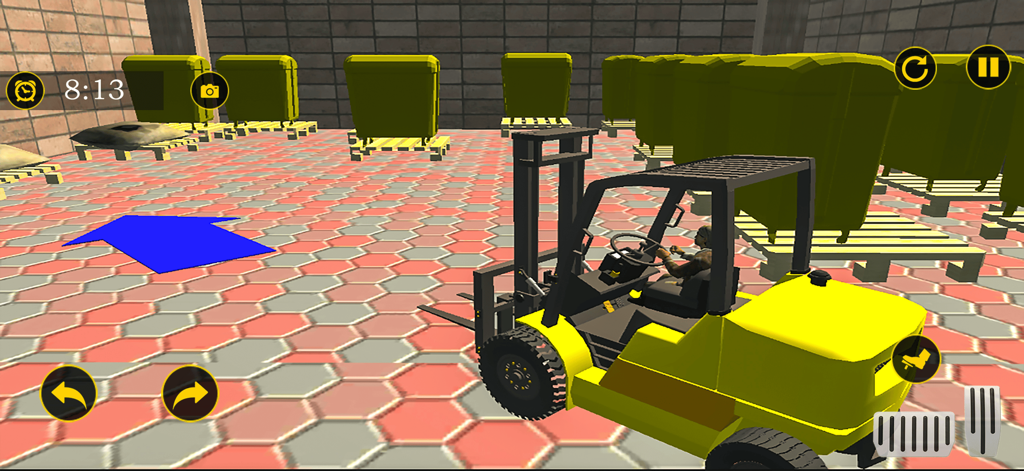 Futuristic Excavator Simulator - Una carretilla elevadora amarilla operando dentro de un almacén con palets y contenedores.