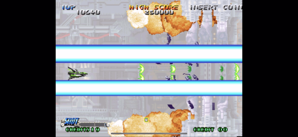 Capture d'écran du jeu Blazing Star montrant un vaisseau spatial vert et des rayons laser bleus.