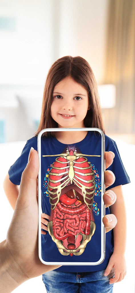 子供がバーチャルTシャツにAnatomy AR 4Dアプリを使用して内臓を視覚化している