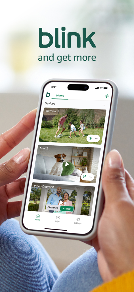 Application Blink Home Monitor sur un smartphone affichant les flux de la caméra extérieure pour animaux et de la sonnette