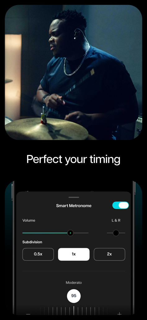 Un baterista practicando en un estudio con la interfaz del Metrónomo Inteligente de la app Moises mostrando controles de tempo y subdivisión