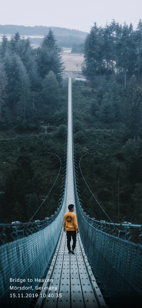 Auto Date Stamper for Photo - Un hombre caminando por un largo puente colgante en Alemania con una superposición de sello de fecha y ubicación
