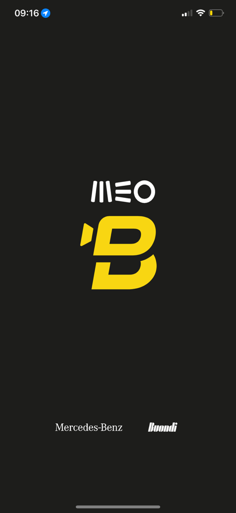 Tela de splash do aplicativo Beachcam Live apresentando o logotipo da MEO e um ícone estilizado de câmera amarela em um fundo preto