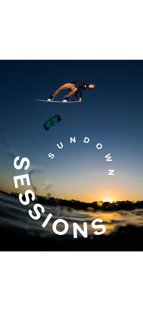 Un kiteboarder realizando un truco en el aire durante una sesión al atardecer