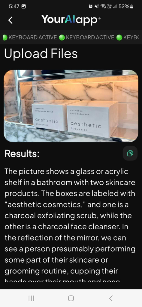 Interfaccia de La Tua App AI che mostra una descrizione generata dall'AI per una foto caricata di prodotti per la cura della pelle.