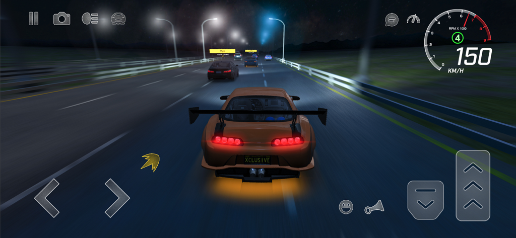 Traffic Racer Pro: Car Racing - Um carro esportivo personalizado laranja correndo em uma estrada à noite com um grande spoiler traseiro.