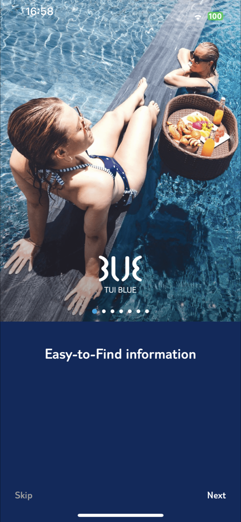 BLUE App - holiday planner - TUI BLUEアプリのウェルカム画面で、スイミングプールでフローティング朝食を楽しむ2人の女性
