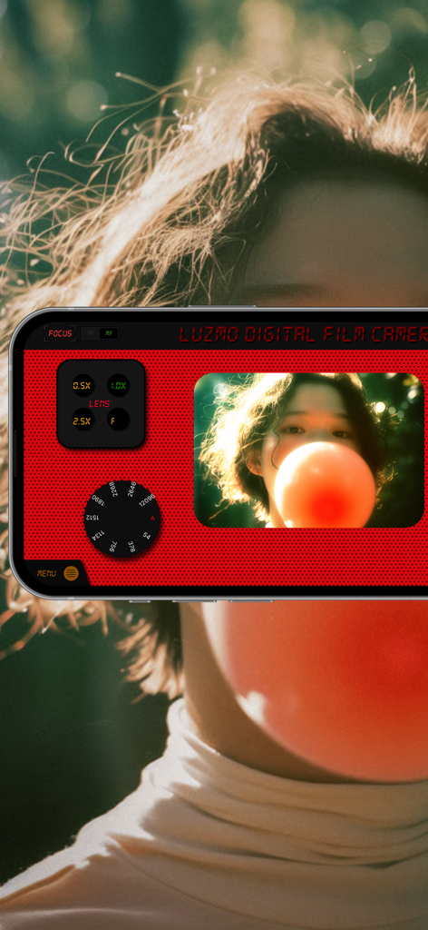 LUZMOアプリのインターフェース。赤いレトロカメラのデザインと、シャボン玉を吹く少女のヴィンテージ写真プレビューが表示されています。