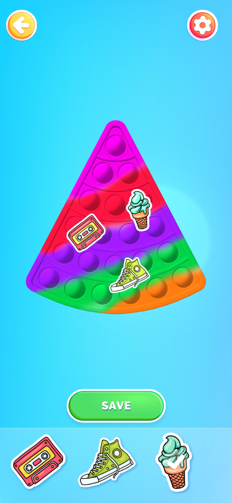 Bubble Pop: Tap Bubbles Game - Un écran dans le jeu Bubble Pop où les joueurs peuvent personnaliser un jouet pop-it triangulaire arc-en-ciel avec divers autocollants comme de la crème glacée et des baskets.