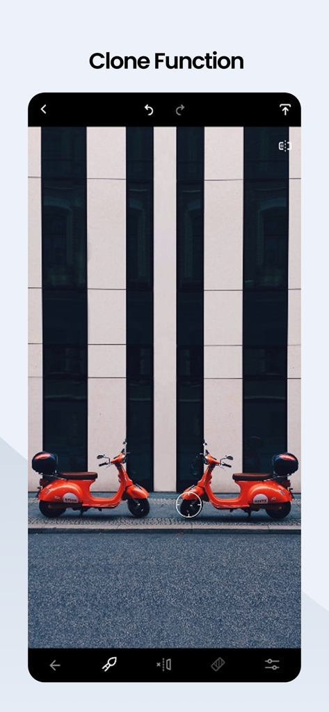 Captura de pantalla de la interfaz de la aplicación TouchRetouch que demuestra la función de clonación utilizada para duplicar una moto roja en una foto.