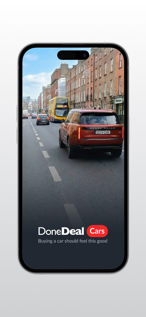 Écran de démarrage de l'application DoneDeal Cars présentant un SUV rouge dans une rue de la ville