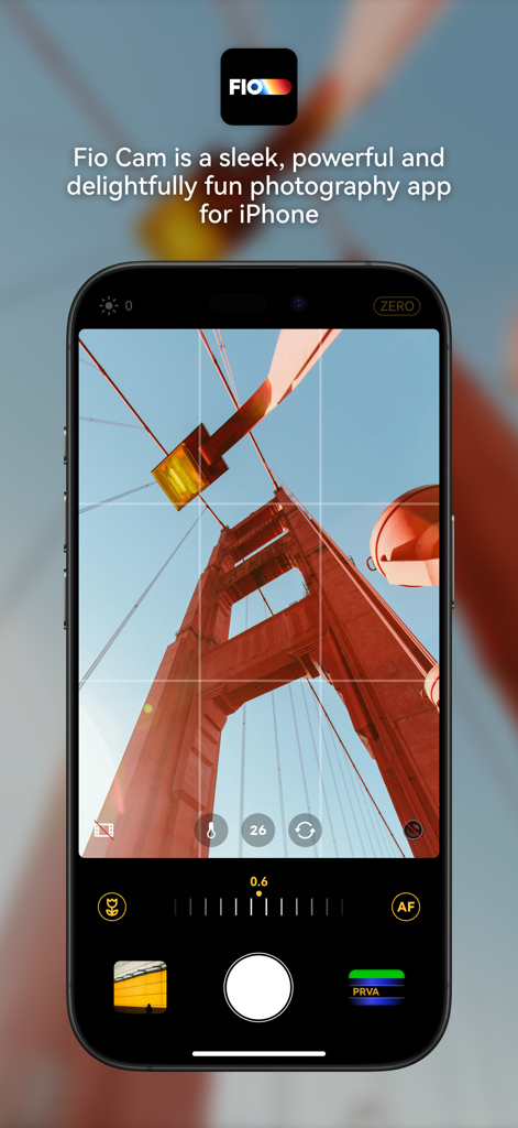 Fio Cam ：Zero-Process Film Cam - Aplicación Fio Cam en iPhone mostrando una interfaz de fotografía profesional con controles manuales y una foto de un puente rojo