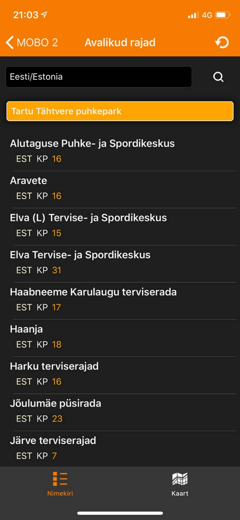 Interfaccia dell'app mobile MOBO che visualizza un elenco di percorsi di orienteering pubblici disponibili in Estonia