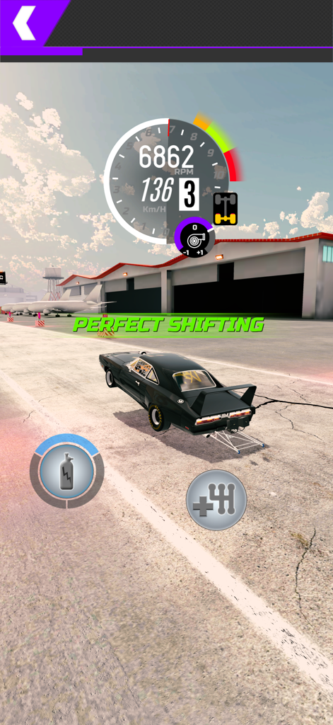 Um carro muscle preto faz um 'wheelie' durante uma corrida de arrancada com uma notificação de troca de marcha perfeita na tela.