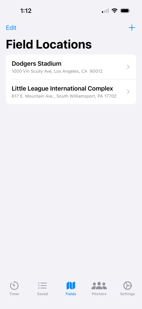 Baseball Speed - Baseball Speedアプリのインターフェースに、名前と住所が記載された保存されたフィールドの場所のリストが表示されます。