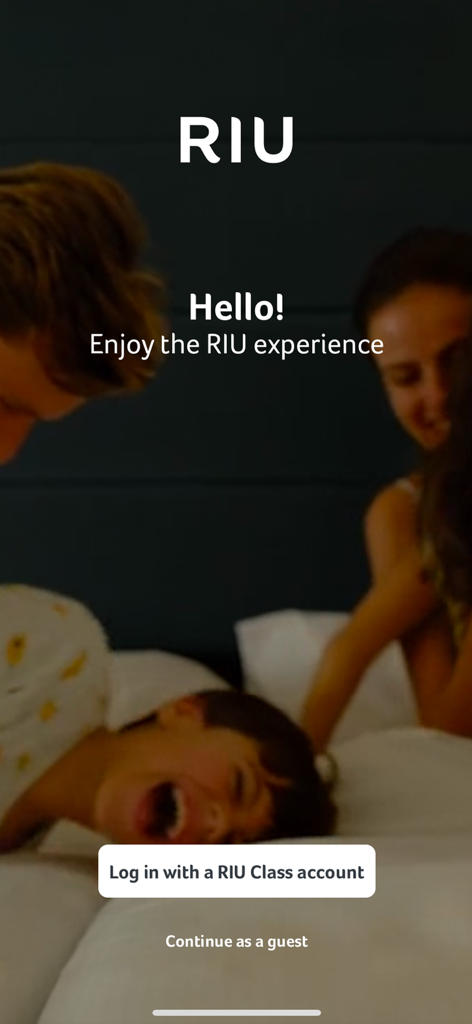 Tela de boas-vindas do aplicativo RIU Hotels com opções de login e acesso para hóspedes