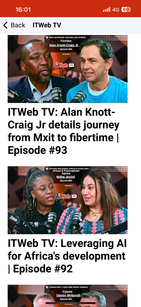 ITWeb - ITWeb TVセクションのアプリが、ビデオインタビューとテックニュースエピソードのリストを表示している様子