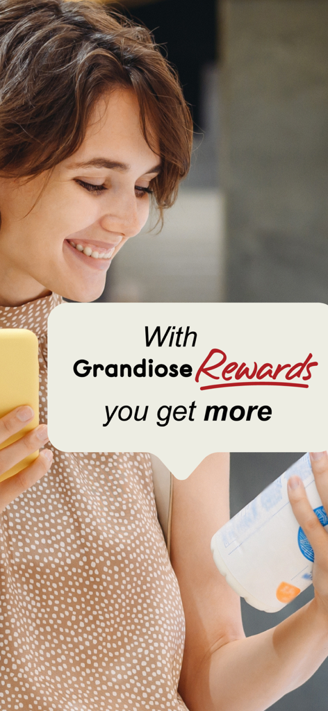 Grandiose Supermarket - Una mujer sonriente usando la aplicación Grandiose Supermarket para acceder a recompensas exclusivas mientras compra.