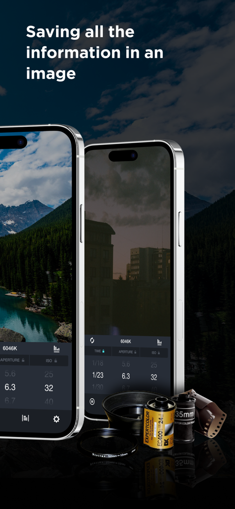 Una aplicación de fotómetro móvil mostrando ajustes de exposición en un iPhone junto a rollos de película de 35mm.