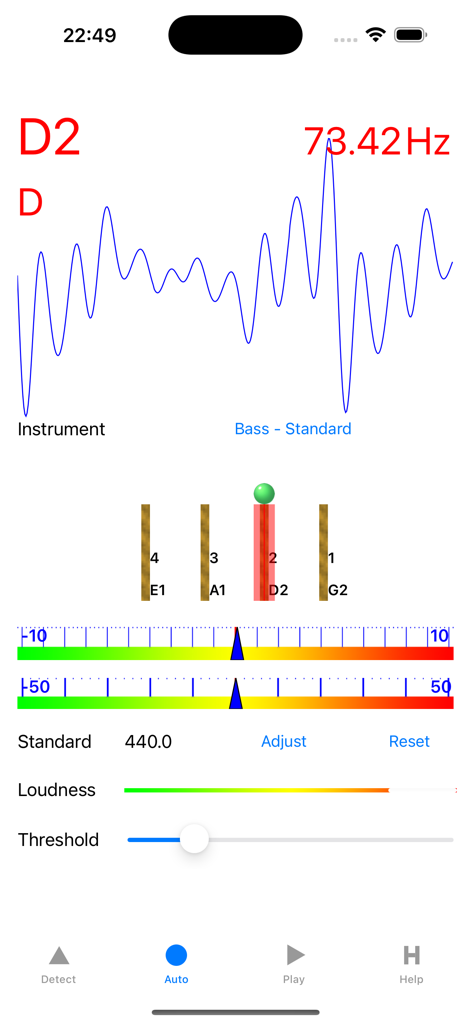 Accurate Bass Tuner - Interfaccia dell'app Accurate Bass Tuner che mostra una forma d'onda della frequenza e indicatori di accordatura delle corde per un basso.