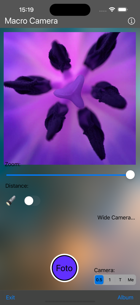 Macro-Camera - Interfaz de la aplicación Macro-Cámara que muestra una fotografía de primer plano de una flor morada con ajustes de zoom y lente